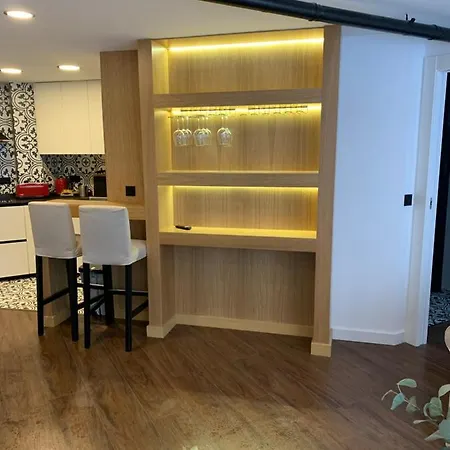 Fantastic Brand New In Location Just Few Steps From The Slope! Private Parking * Sierra Nevada